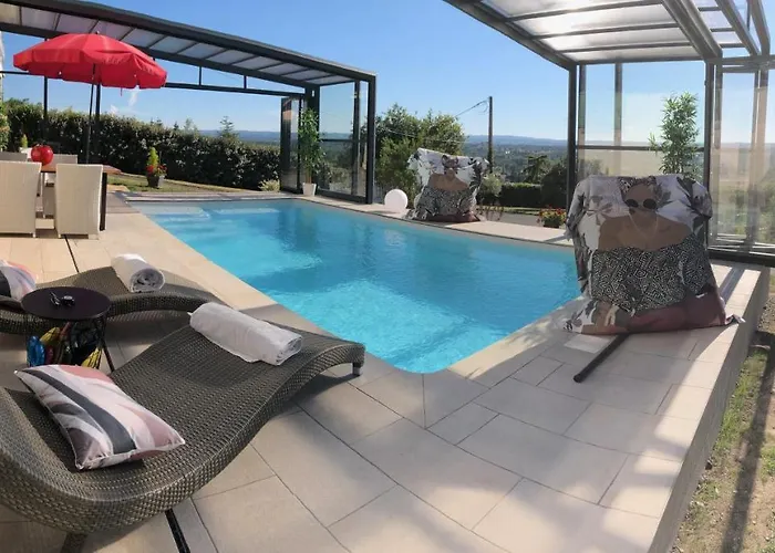 Logement Avec Piscine Couverte Chauffee Du 15 Avril A Octobre Et Spa Privatifs, Vue