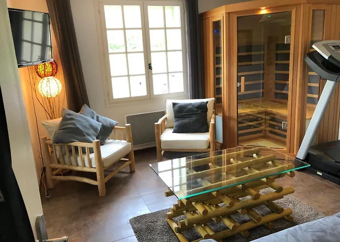 Logement Avec Piscine Couverte Chauffee Du 15 Avril A Octobre Et Spa Privatifs, Vue