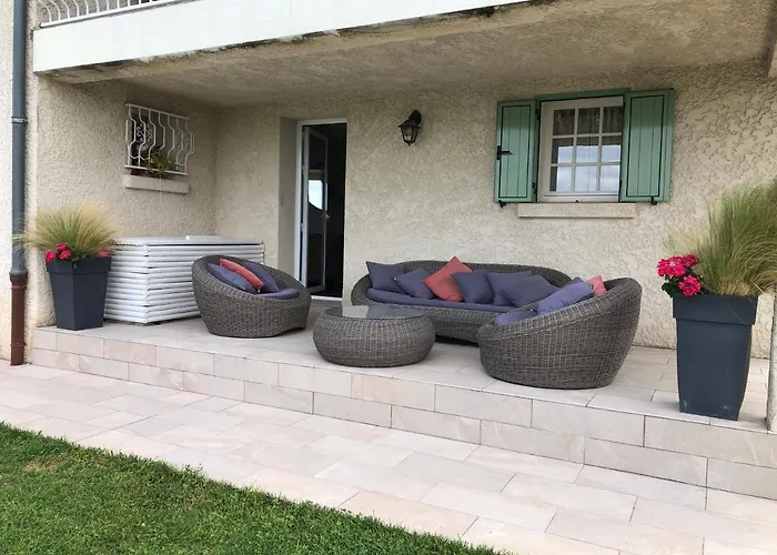 logement avec piscine couverte chauffée d\'avril à novembre et spa privatifs, vue