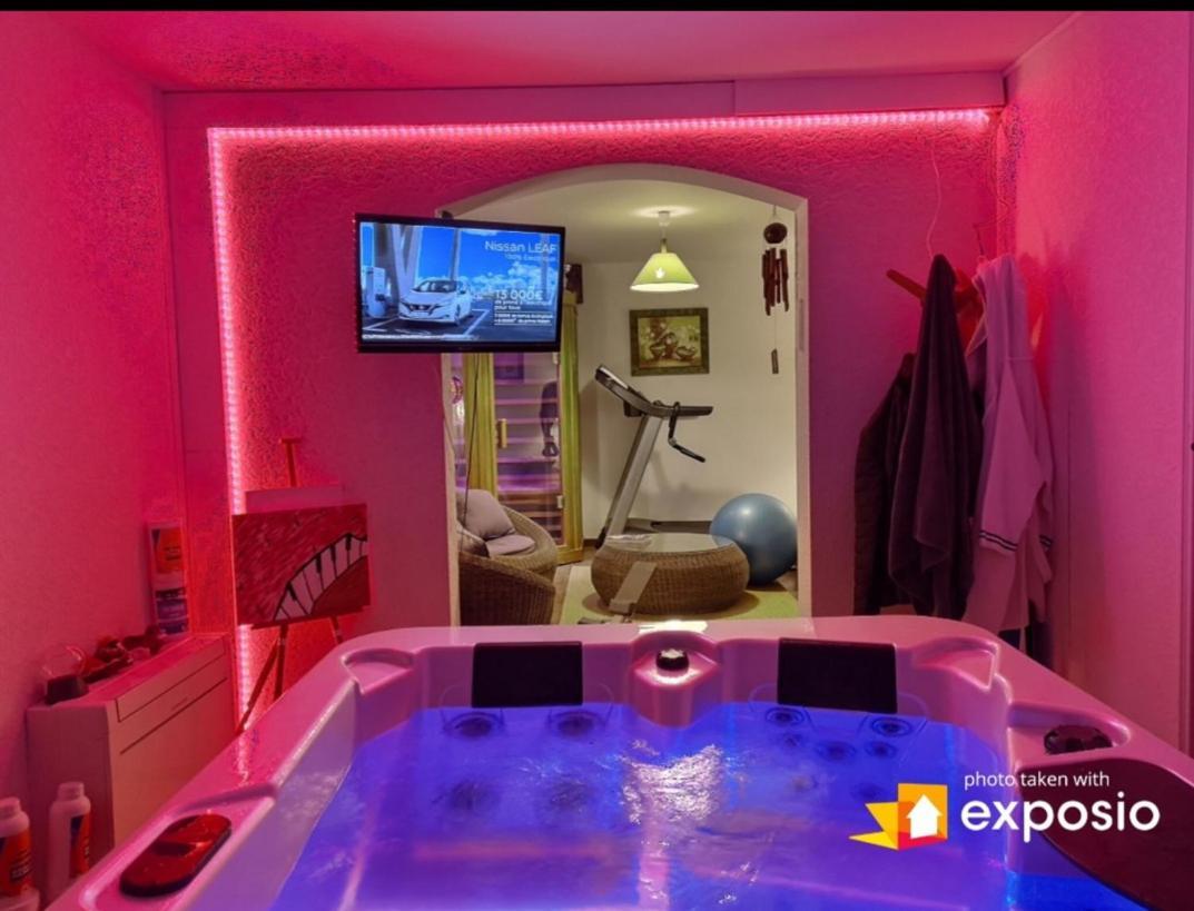 Avec Piscine Couverte Chauffee Du 15 Avril A Octobre Et Privatifs, Vue Apartment *