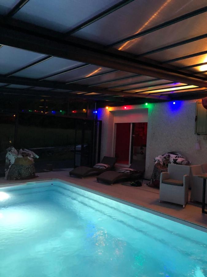 Avec Piscine Couverte Chauffee Du 15 Avril A Octobre Et Privatifs, Vue Apartment