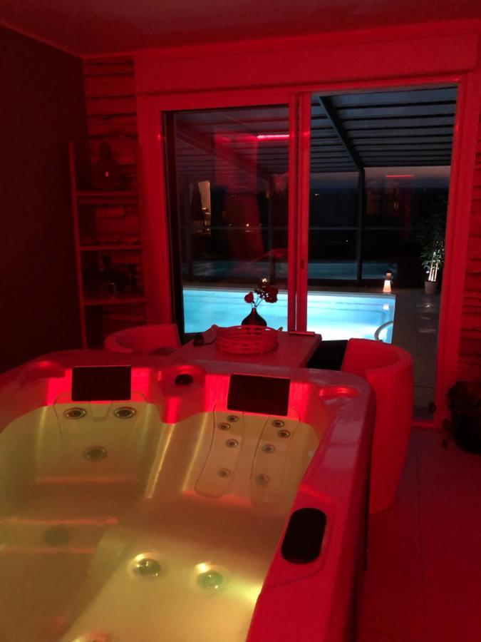 Avec Piscine Couverte Chauffee Du 15 Avril A Octobre Et Privatifs, Vue Estivareilles (Allier)