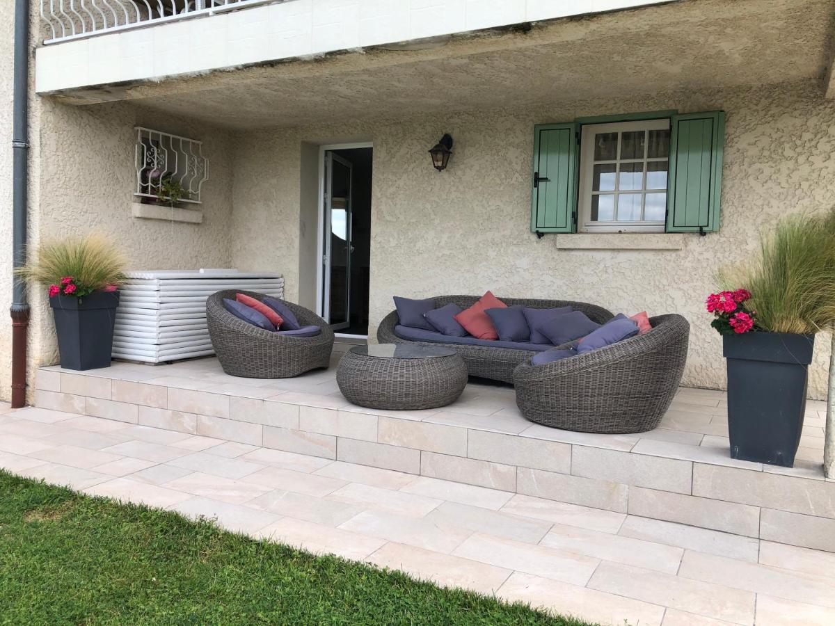 Appartement Avec Piscine Couverte Chauffée D'avril à Novembre Et Privatifs, Vue